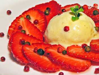 Быстрый десерт Салат из клубники с перцем