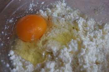 Домашние сырники под теплым соусом из сметаны: рецепт с пошаговым фото