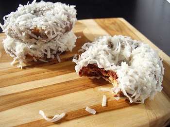 Мраморные пончики с кокосовым айсингом и заварным кремом